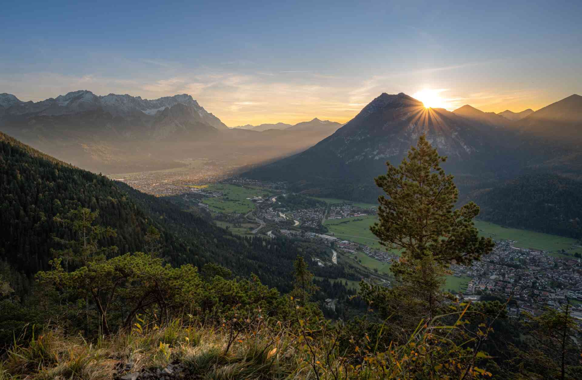 Blick vom Soierngebirge auf Krün und Mittenwald.