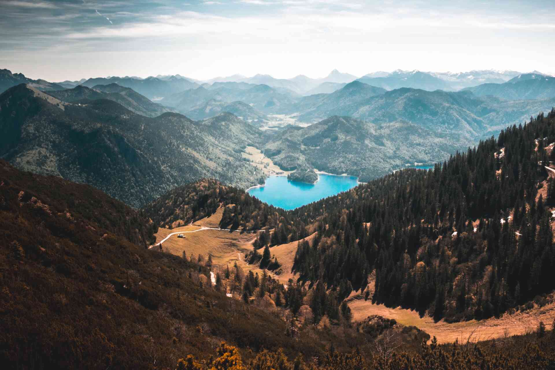 Blick auf den Walchensee im Herbst.