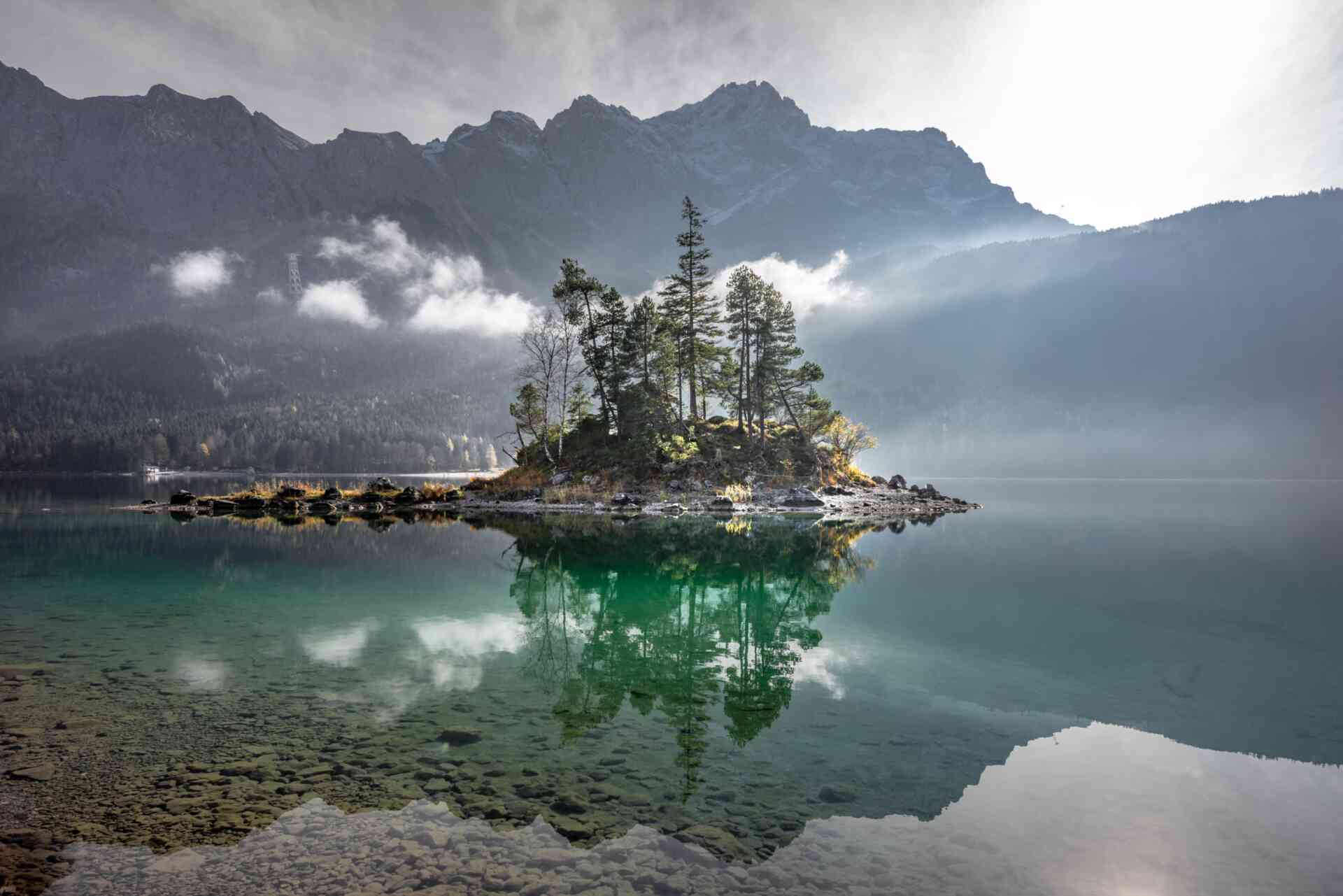 Eine Insel auf dem Eibsee mit Zugspitze.