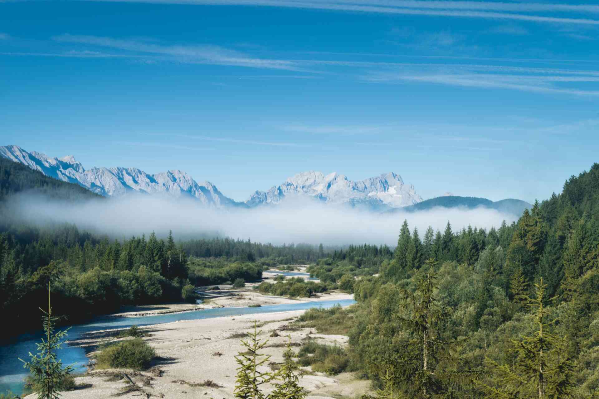 Die Isar in Wallgau mit Wettersteingebirge.