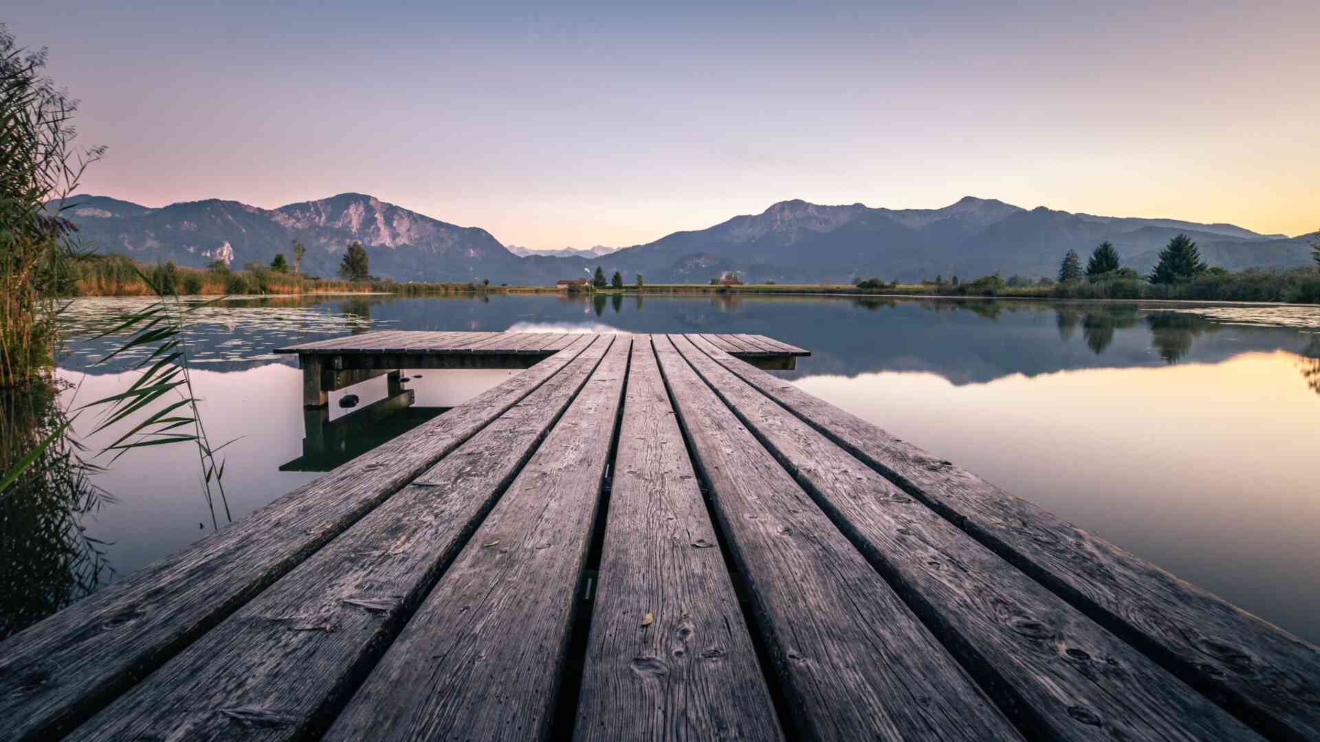 Ein See im Alpenvorland.