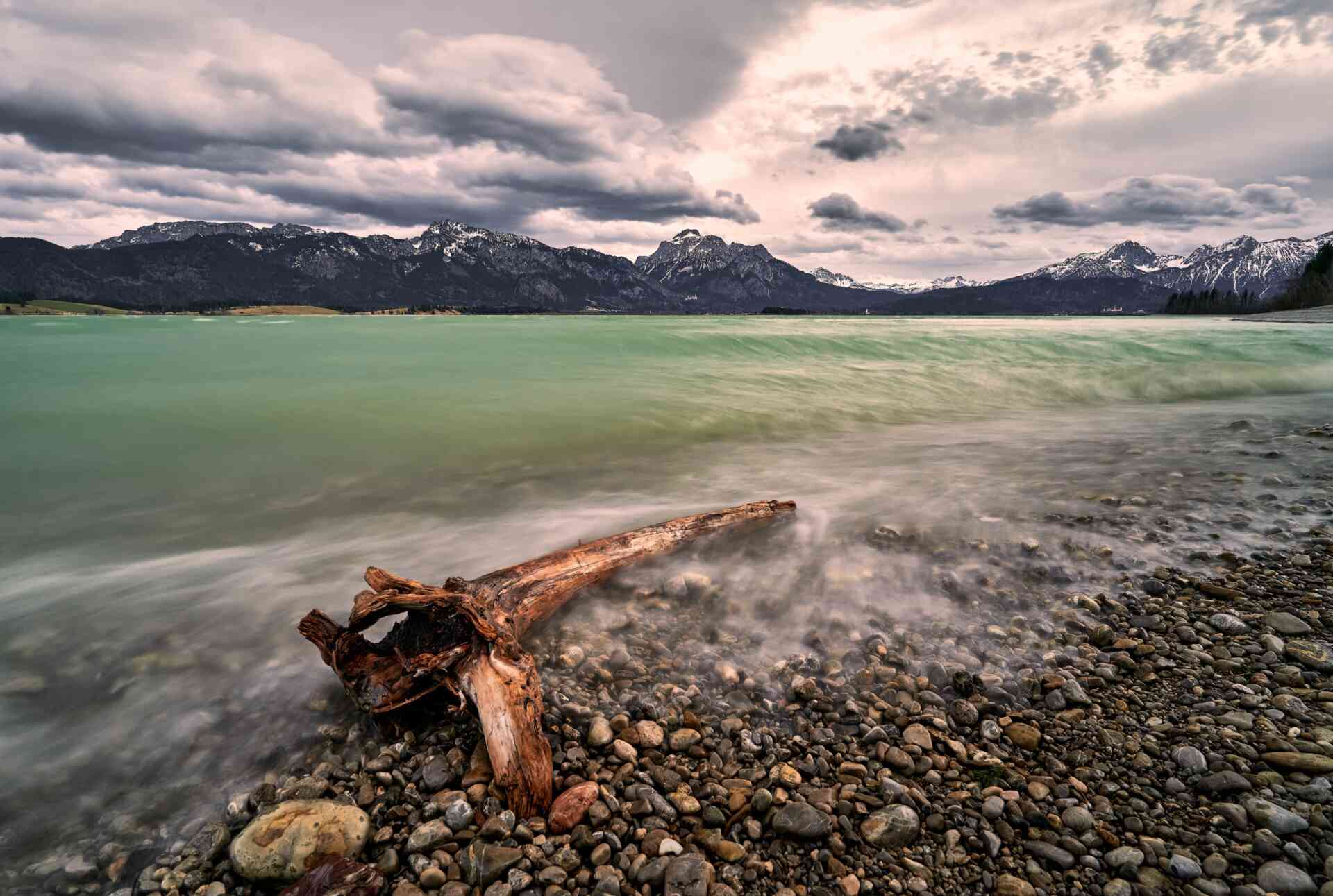 Ein See im Alpenvorland.