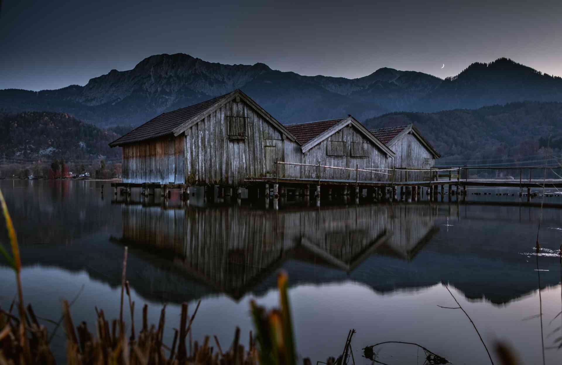 Bootshäuser am Walchensee.