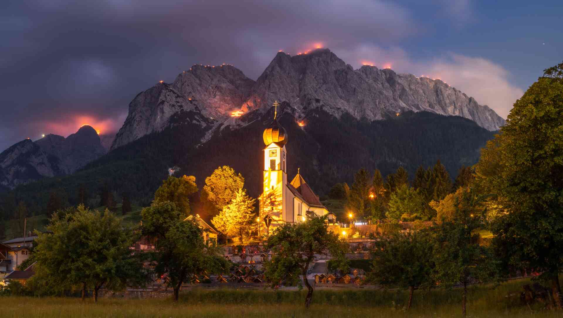 Bergfeuer im Sommer in Grainau.