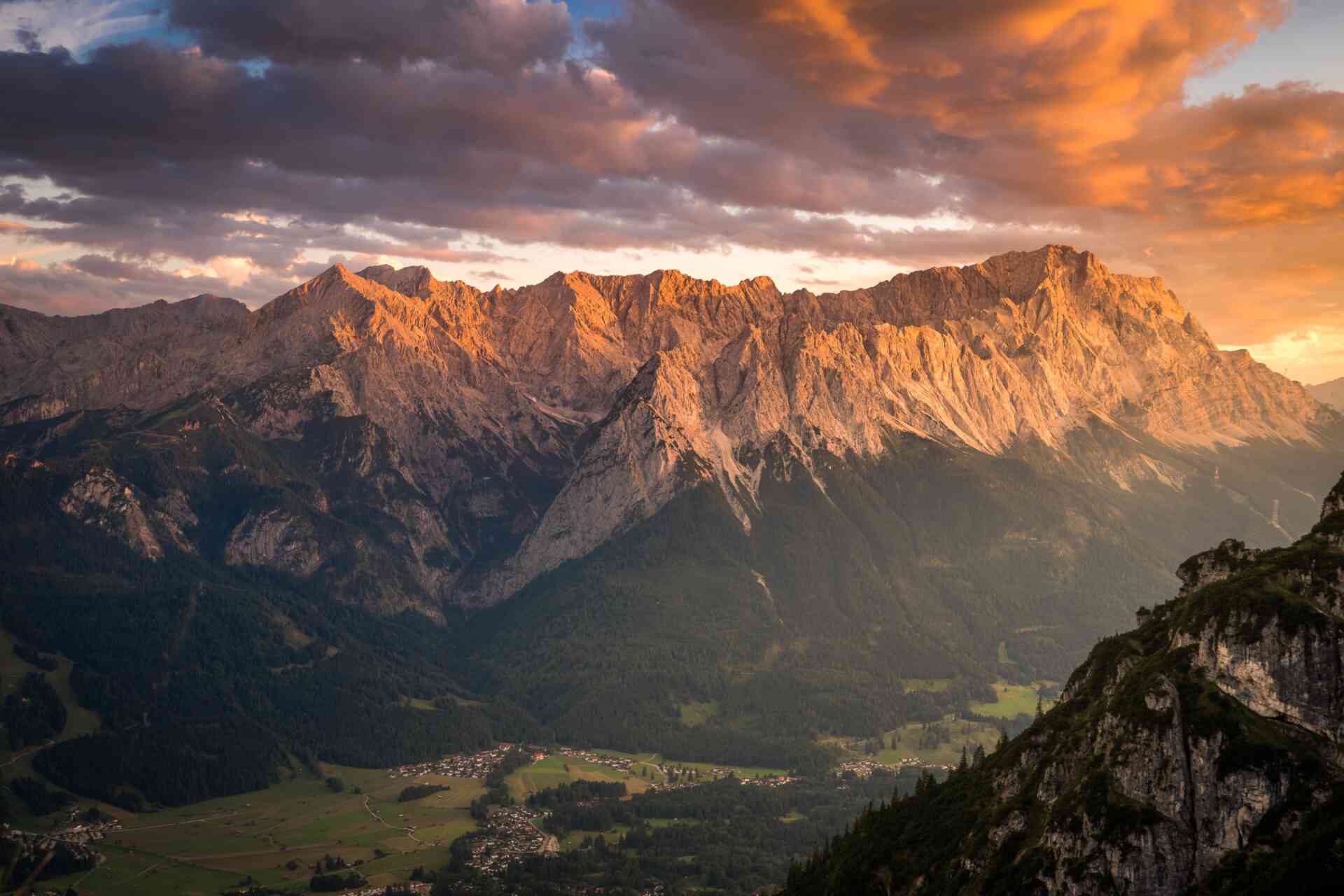 Das Alpenglühen am Wettersteingebirge.