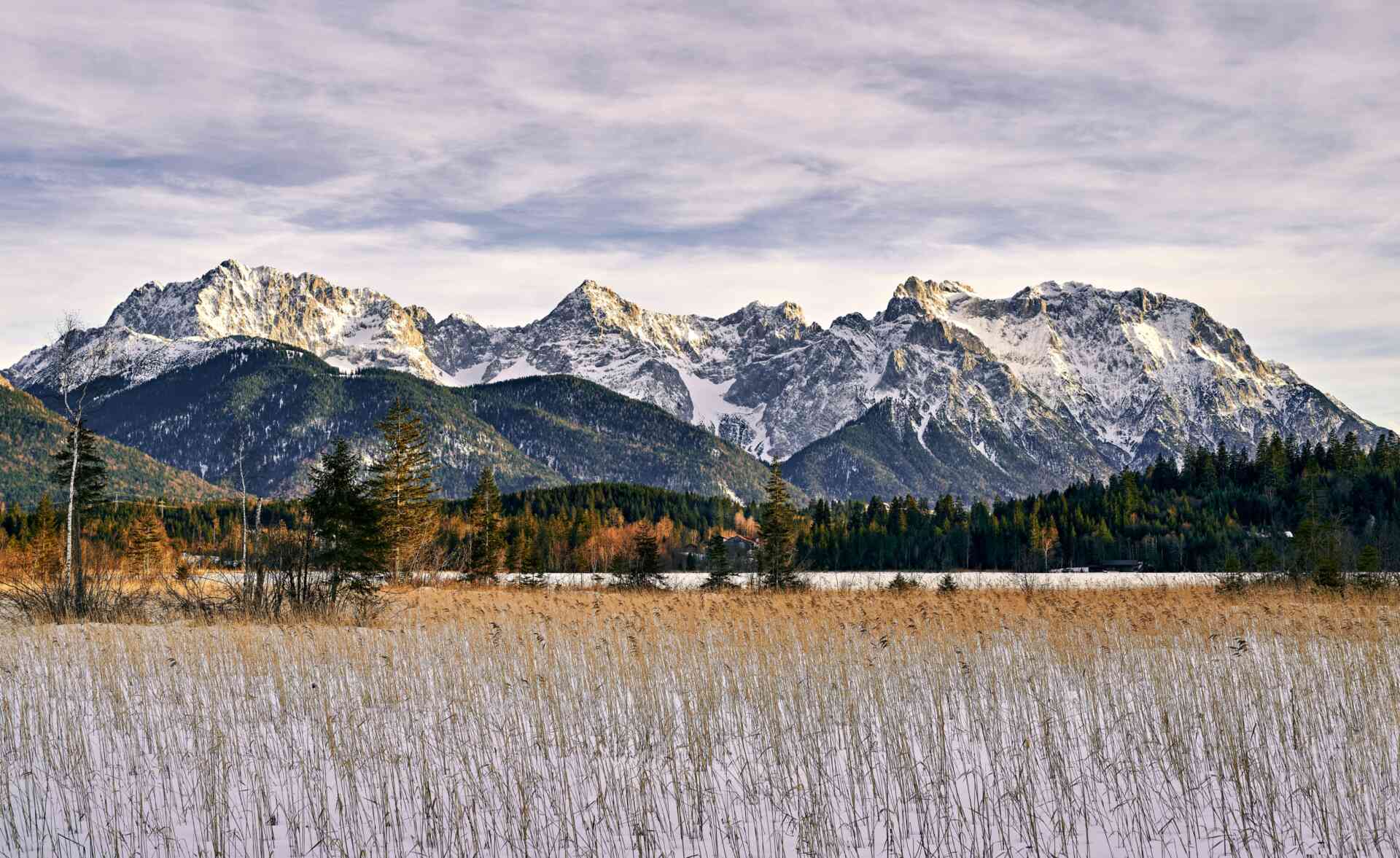 Der Barmsee im Winter in Krün.