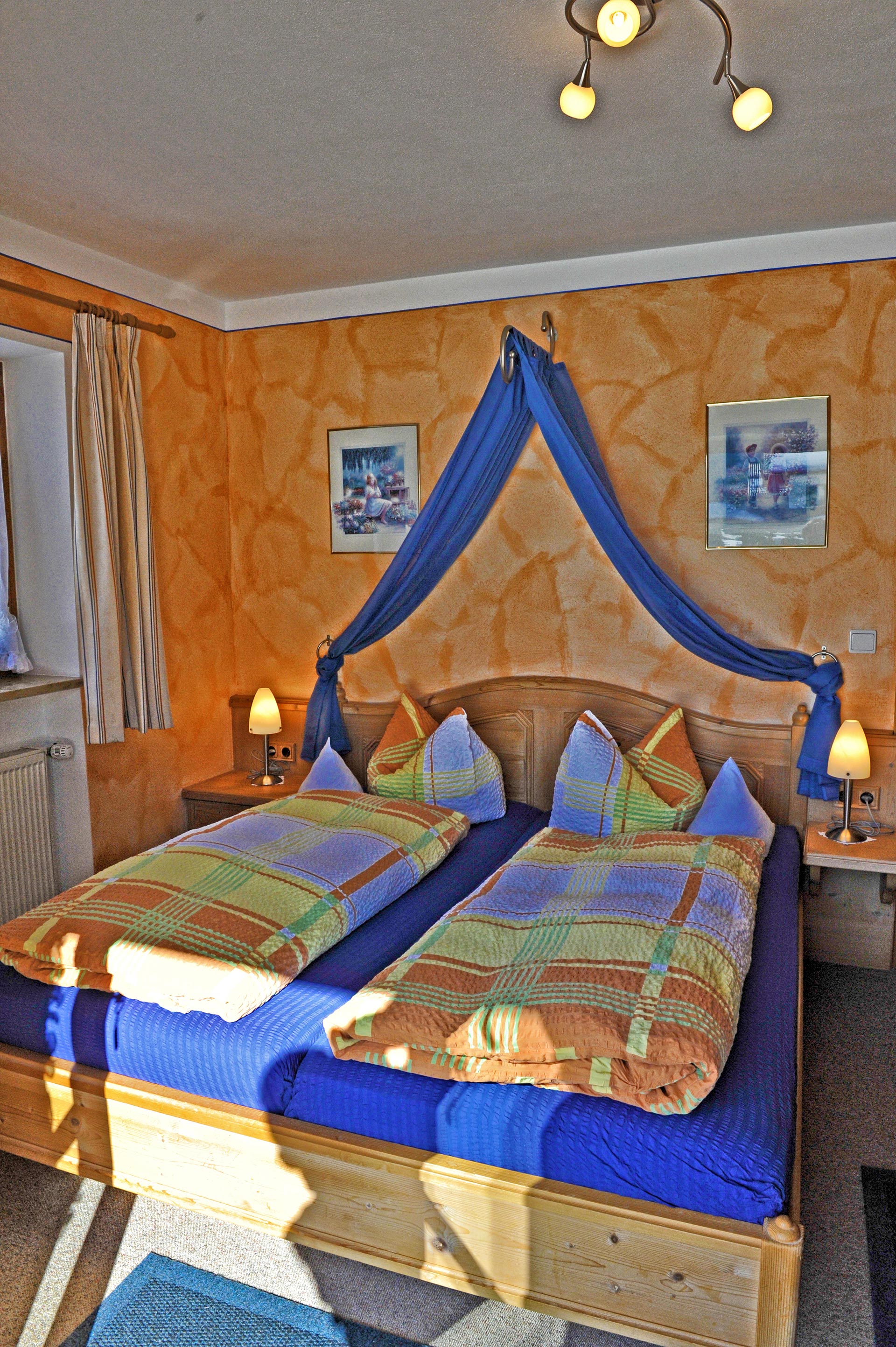 Bild des Doppelbetts der Ferienwohnung.